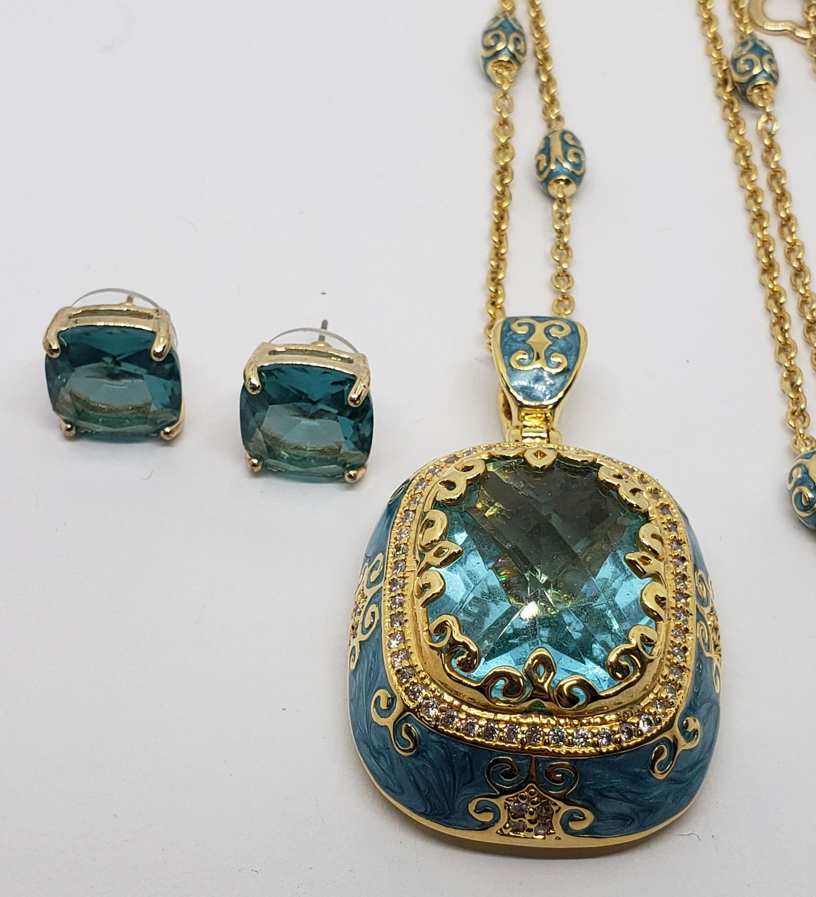 VINTAGE GOLD TONED LONG NECKLACE WITH LARGE (1 of 5)