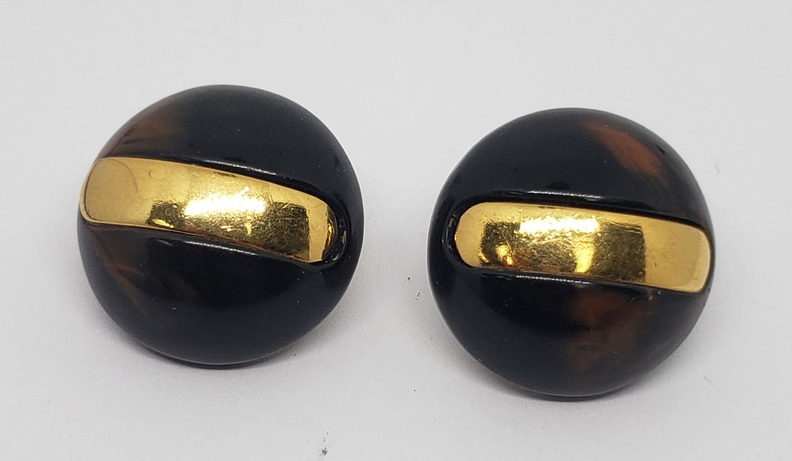 VINTAGE TRIFARI BROWN LUCITE CLIP ON EARRINGS: WITH GOLD TONE CENTER