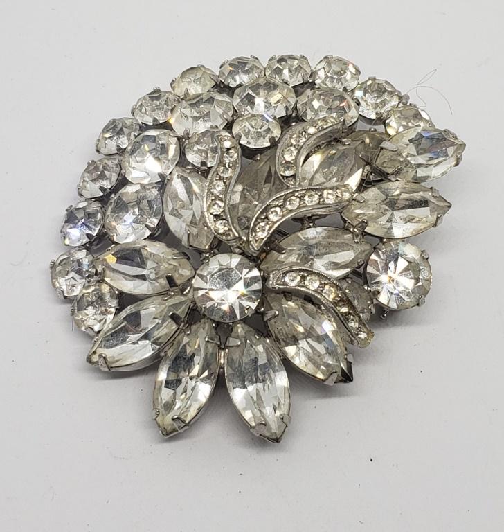 VINTAGE WEISS SILVER TONED RHINESTONE BROOCH (1 of 6)