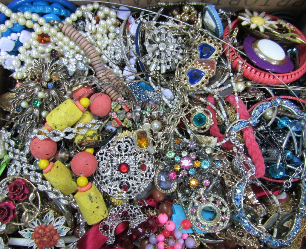 TREASURE HUNT BULK JEWELRY w/VINTAGE PIECES 13#14o (1 of 2)