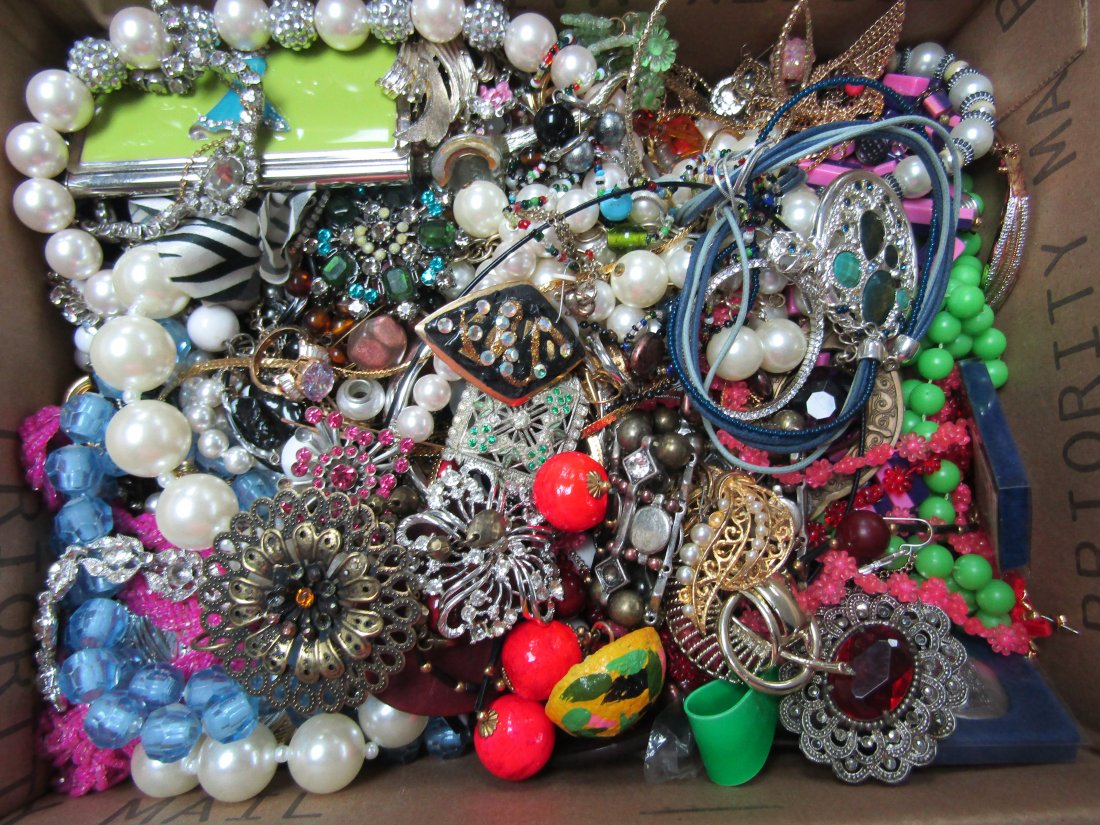 TREASURE HUNT BULK JEWELRY w/VINTAGE PIECES 14#12o (1 of 3)