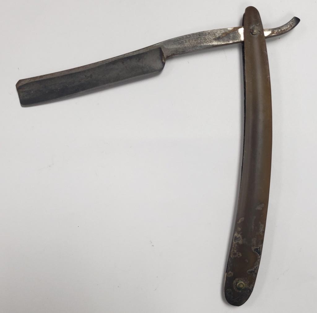 Antique Wade & Butcher Straight Razor: Needs a good cleaining.