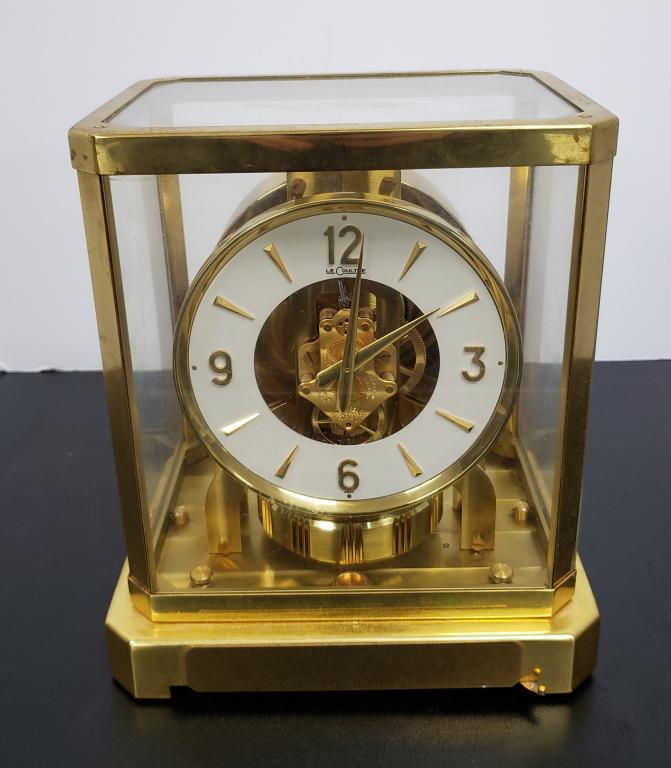 Vintage Atmos LeCoultre Perpetual Motion Mantle Cl: 15 Jewels. Case has scratches, scrapes, and scuffs in the finish. Needs a good cleaning. Running Fine! This has a retirement plaque on the front.