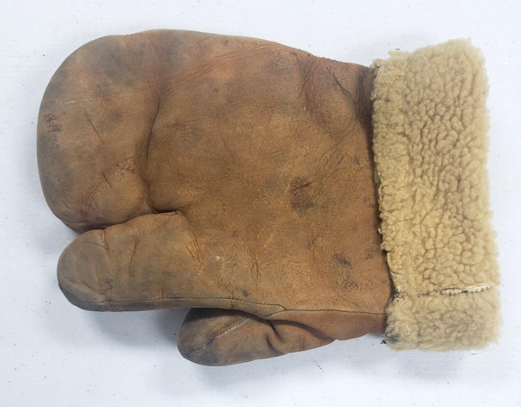WWII Dubow MFG. Air Forces, US Army Gunners Glove (1 of 3)