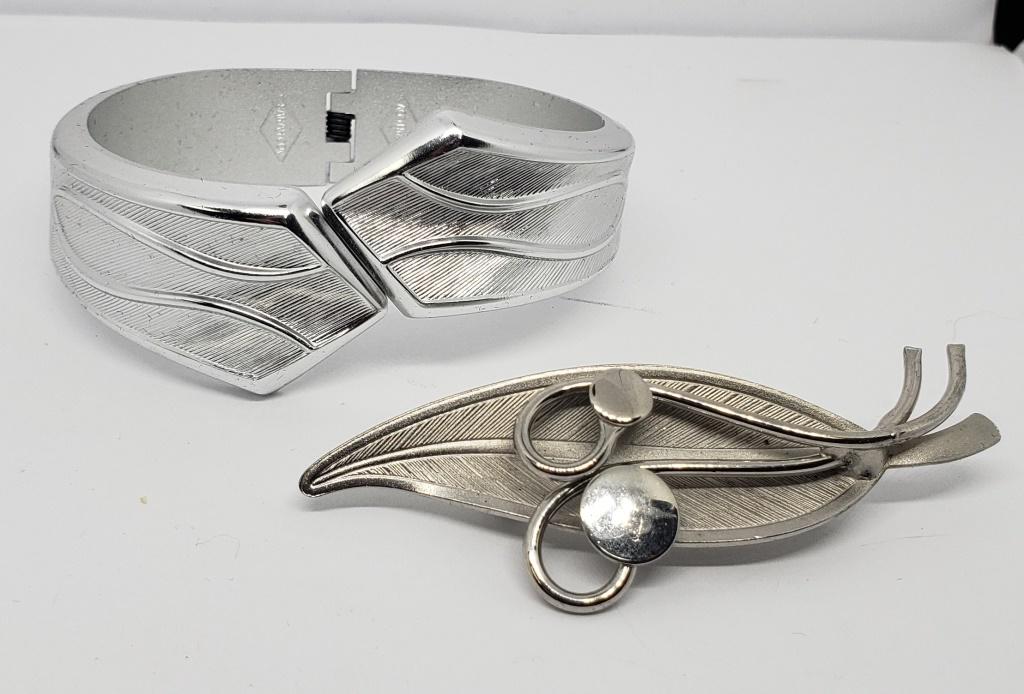 LOOKS NEW! VTG SARAH COV HINGED BRACELET (1 of 3)