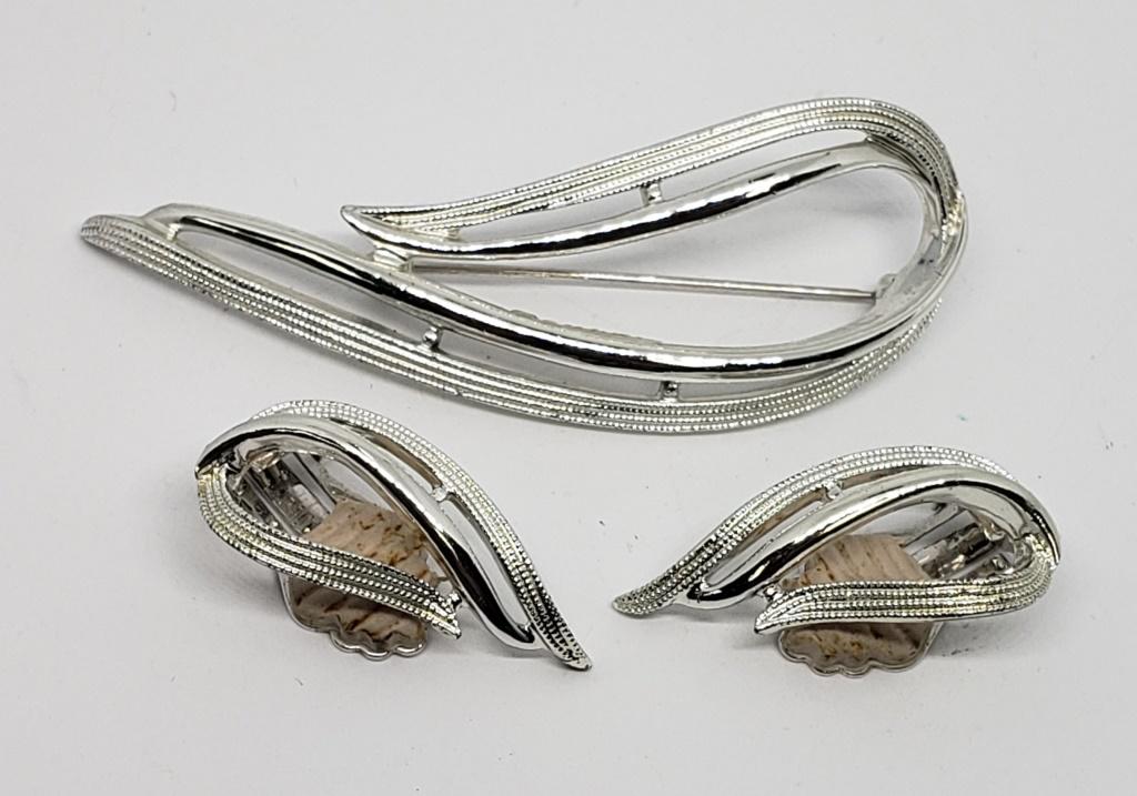 SET! VTG SARAH COVENTRY SILVER TONED BROOCH (1 of 4)