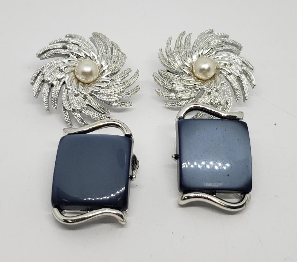 2-PAIRS OF VTG SILVER TONED CLIP ON EARRINGS (1 of 5)