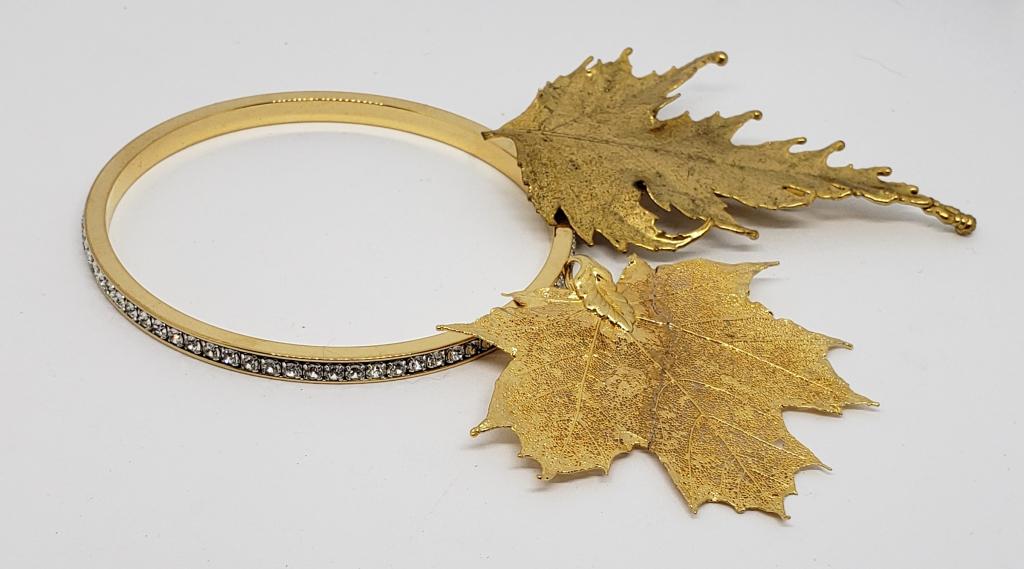 GOLD TONED JEWELRY LOT: (1)LEAF BROOCH (1 of 3)