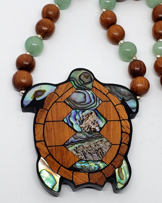 VtG LEE SANDS ABILONE TURTLE PENDANT WITH JADE (1 of 3)