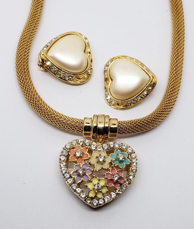 VINTAGE GOLD TONED HEART PENDANT WITH: RHINESTONE BORDER FLOWERS WITH PASTEL ENAMEL CENTER PLUSE BONUS PAIR OF PIERCED HEART EARRINGS WITH RHINESTONE BORDER AND OFF WHITE LUCITE CENTER