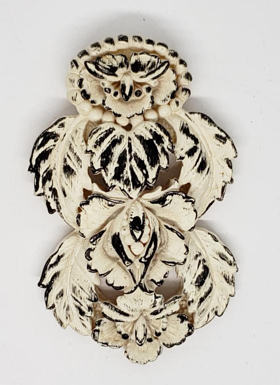 VINTAGE WHITE CARVE WOOD COLLAR CLIP: REGISTER TO BID