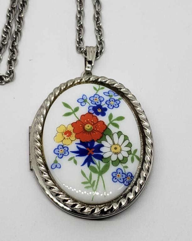 VINTAGE SILVER TONED LOCKET WITH PORCELIN: FLOWER ENAMEL CENTER-COMES WITH CHAIN