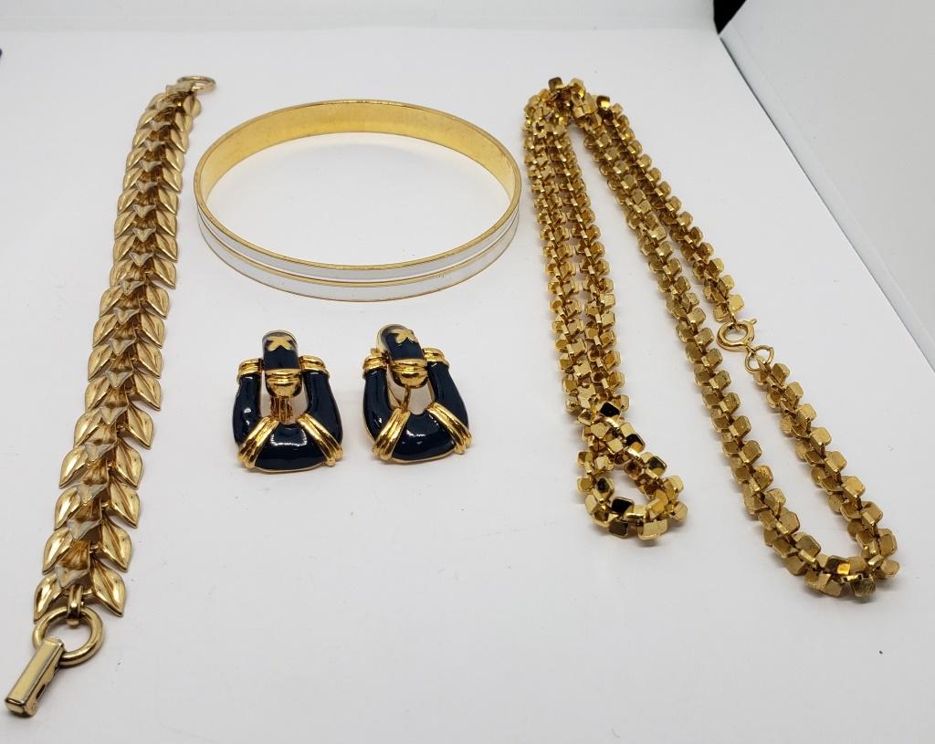 VINTAGE GOLD TONED JEWELRY LOT: (1)MONET (1 of 7)