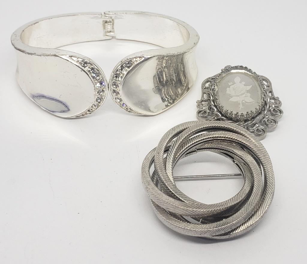 VINTAGE SILVER TONED JEWELRY: (1)HINGED CUFF (1 of 3)