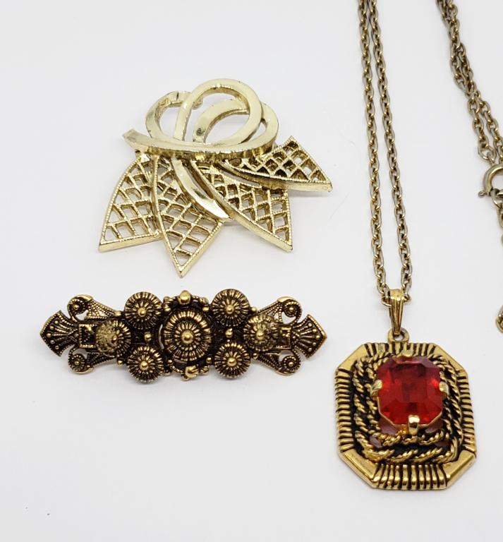 VINTAGE GOLD TONED JEWELRY LOT: (1)SARAH (1 of 4)