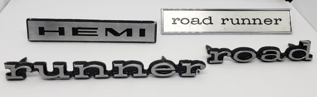 Vtg PLYMOUTH ROAD RUNNER CAR EMBLEMS (1 of 7)