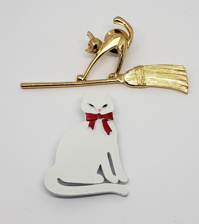 VINTAGE CAT BROOCHES: (1)MARKED JJ WITH ENAMEL: (1)GOLD TONED FLYING ON BROOM