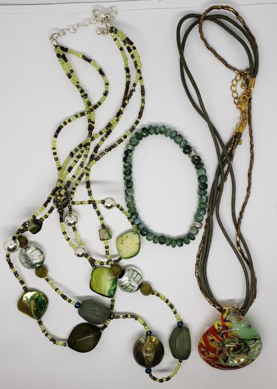 VINTAGE GREEN GLASS BEADED JEWELRY LOT: (1 of 4)