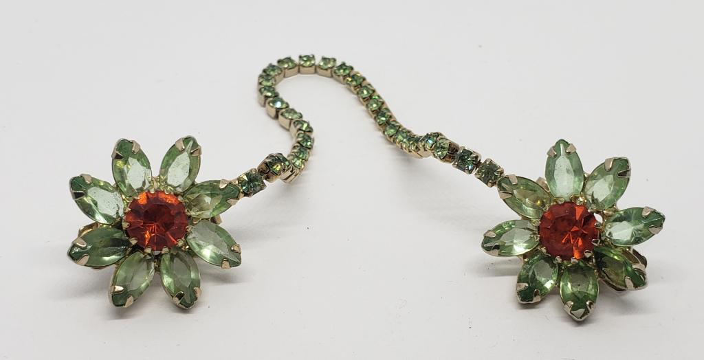 VINTAGE GOLD TONED FLOWER COLLAR CLIP WITH: GREEN AND RED RHINESTONES