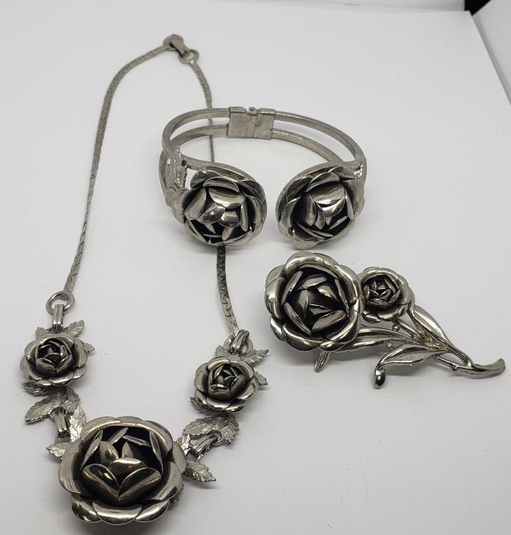 SET! VINTAGE SILVER TONED ROSE NECKLACE WITH (1 of 5)