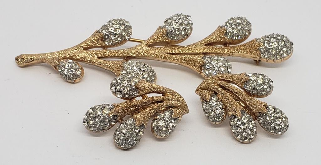 SET! TRIFARI GOLD TONED BROOCH WITH RHINESTONES: PLUSE MATCHING PAIR OF CLIP ON EARRINGS