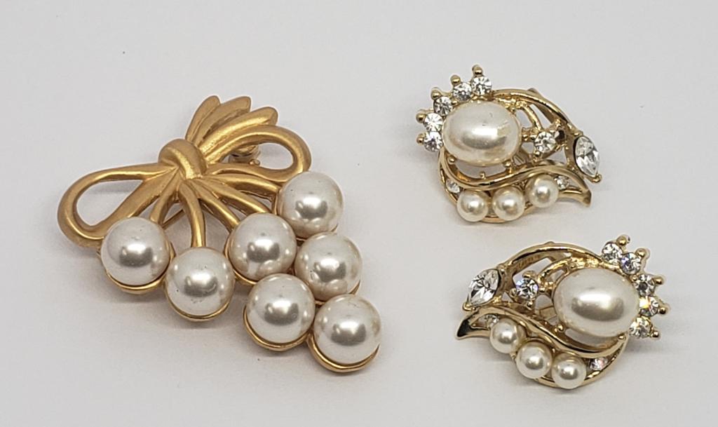 VINTAGE GOLD TONED FAUX PEARL GRAPE CLUSTER (1 of 4)