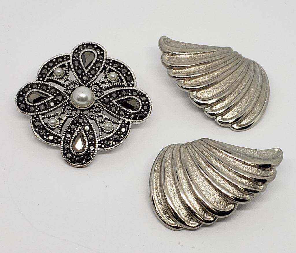 VINTAGE SILVER TONED MARCASITE BROOCH WITH: FAUX PEARLS & (1)PAIR OF SILVER TONED WING CLIP ON EARRINGS