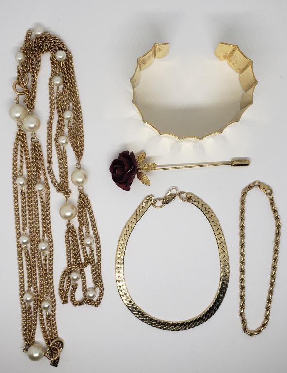 VINTAGE GOLD TONED JEWELRY LOT: (1)CUFF (1 of 4)