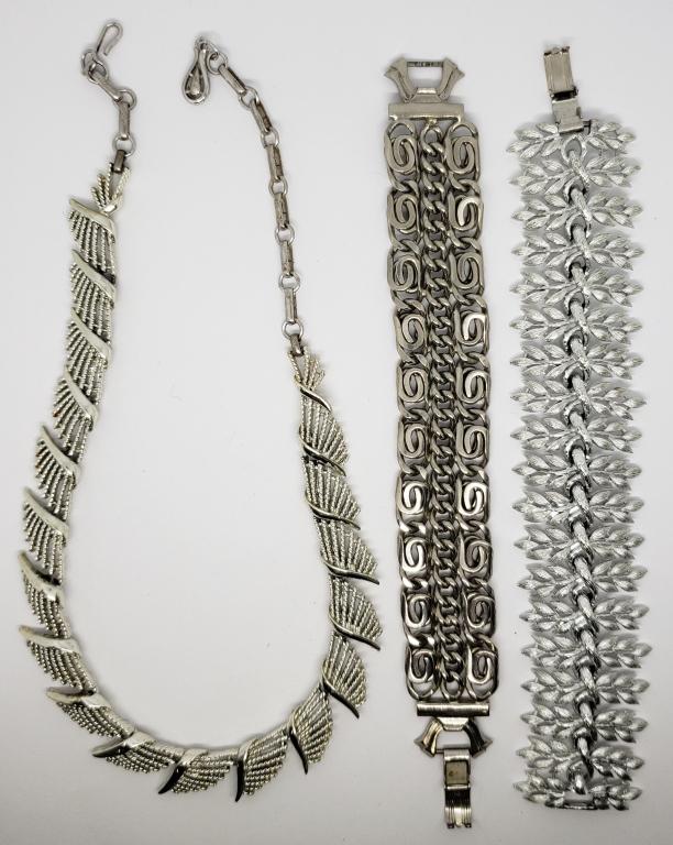 VINTAGE SILVER TONED JEWELRY LOT: (1)LISNER (1 of 5)