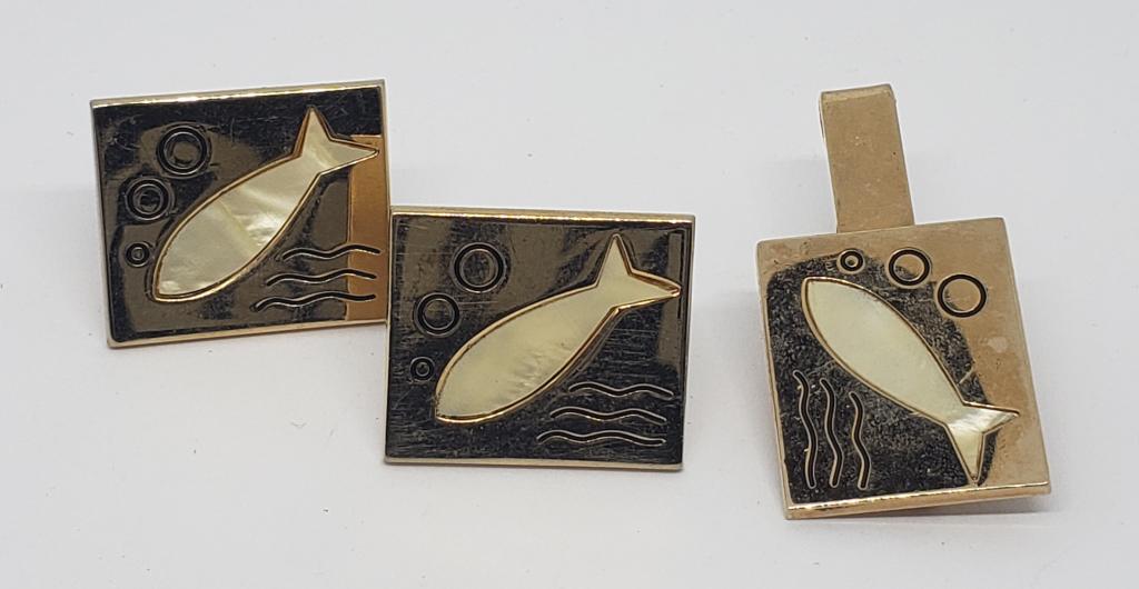 SET! VTG SWANK PAIR OF GOLD TONED FISH: CUFF LINKS WITH MATCHING TIE CLIP-MOTHER OF PEARL INLAY DESIGN