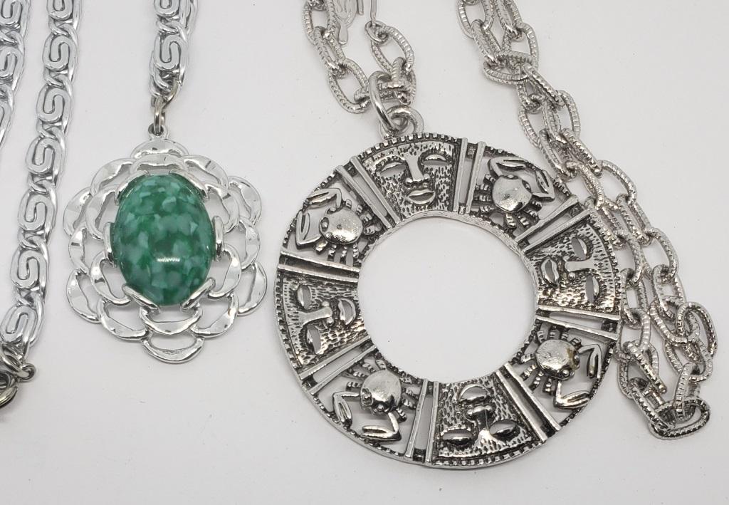 VINTAGE SILVER TONED SARAH COVENTRY PENDANT: WITH CHAIN & SILVER TONED CIRCULAR CRAB PENDANT