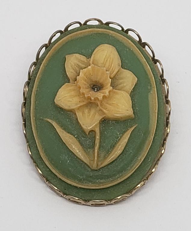 VINTAGE GOLD TONED FLOWER CAMEO BROOCH (1 of 4)