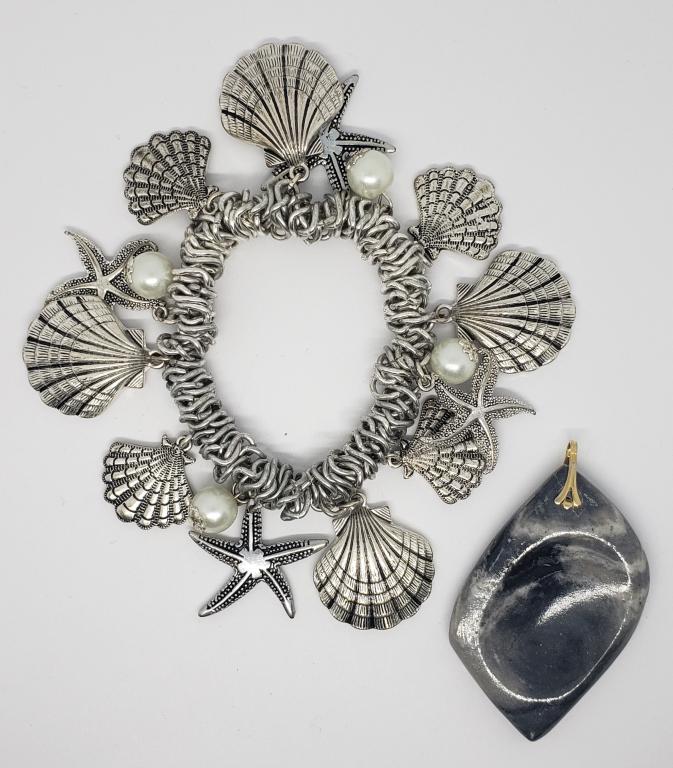 VINTAGE SILVER TONED CHUNKY STRECHY BRACELET: WITH NAUTICAL CHARMS PLUSE (1)LARGE POLISHED NATURAL STONE PENDANT