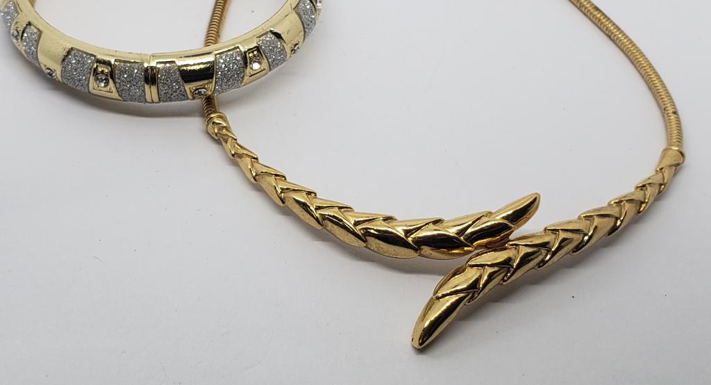 VINTAGE TRIFARI GOLD TONED NECKLACE PLUS (1 of 5)
