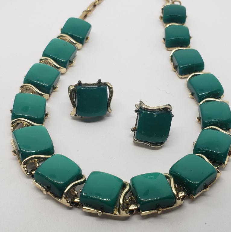SET! VTG GOLD TONED NECKLACE WITH GREEN (1 of 6)