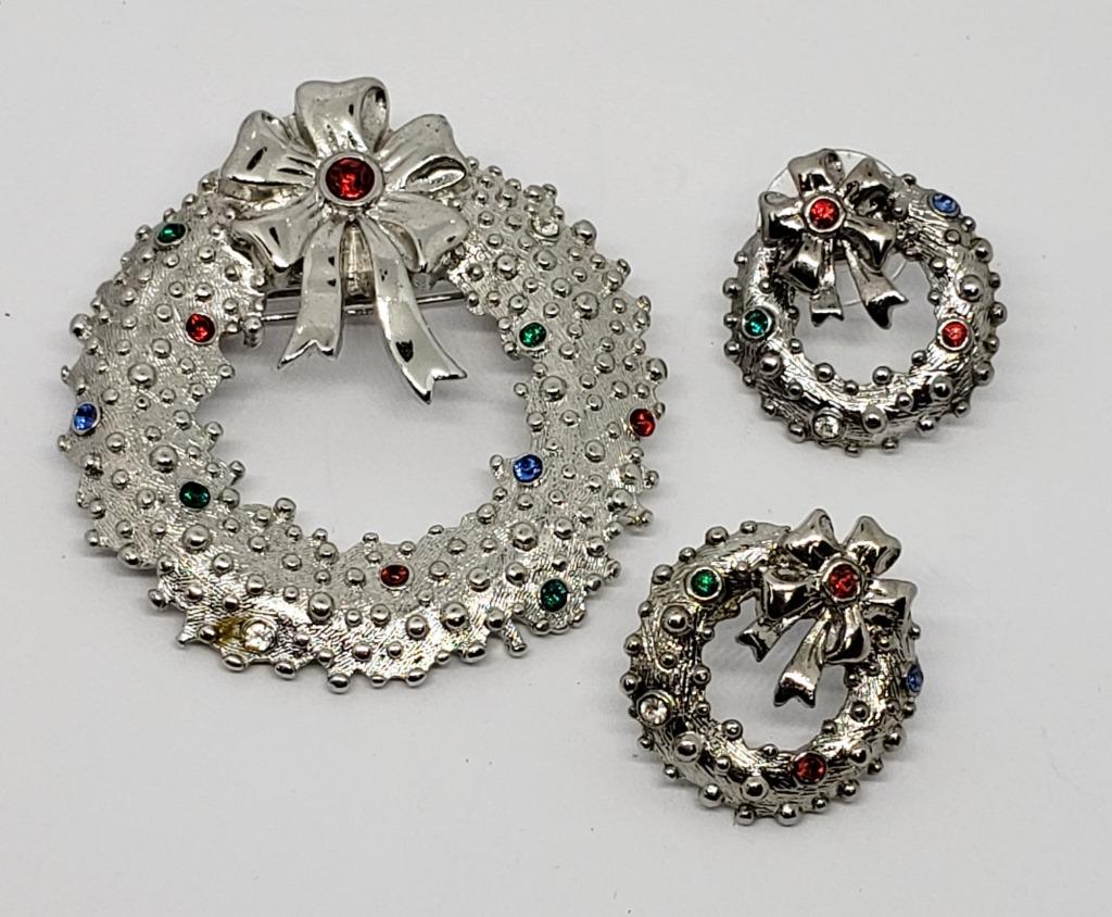 SET! JJ SILVER TONED WREATH BROOCH WITH (1 of 4)