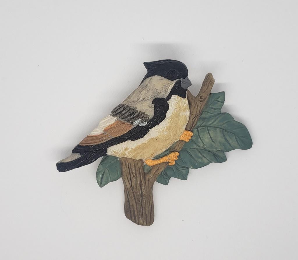 VTG CARVED WOODEN PAINTED BIRD BROOCH (1 of 5)