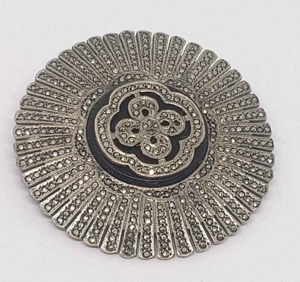 VTG STERLING MARCASITE CIRCULAR BROOCH WITH: BLACK BACKGROUND-TOTAL 10.8 DWT