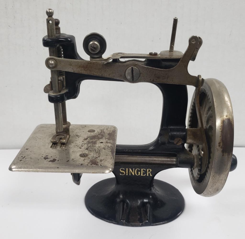 Singer Child's Miniature Hand Crank (1 of 6)