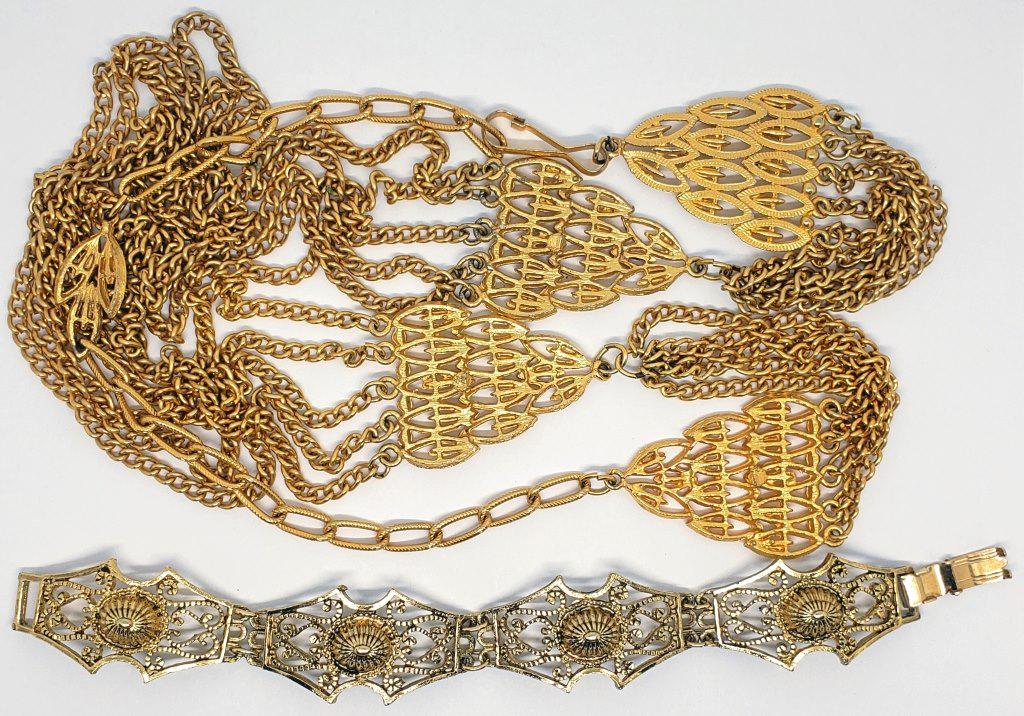 EXTRAVAGANT GOLDTONED STATEMENT NECKLACE (1 of 3)