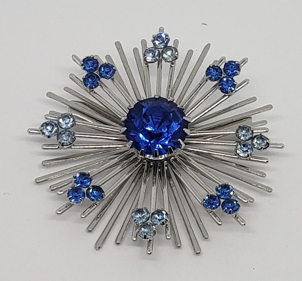 VINTAGE SARAH COVENTRY BROOCH WITH NAVY (1 of 4)