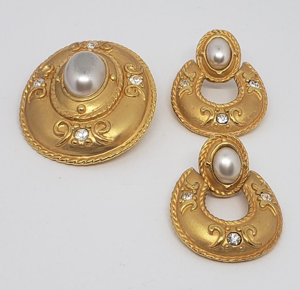 SET! LOOKS NEW! GOLD TONED BROOCH WITH (1 of 3)