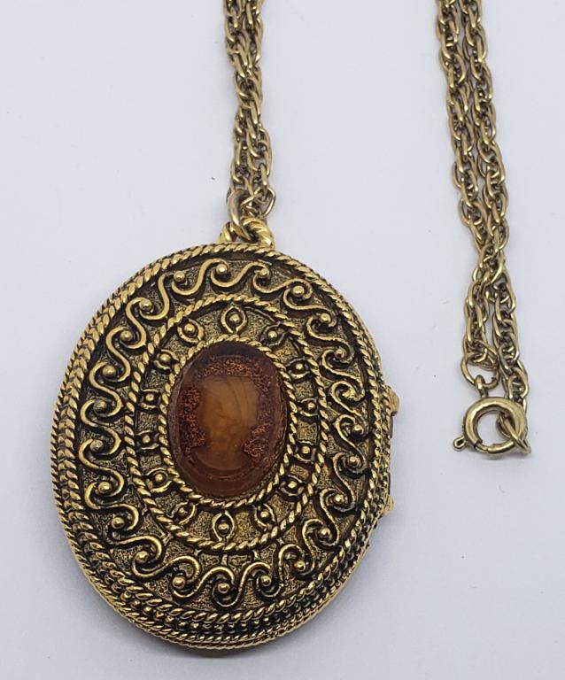 VINTAGE CORDAY GODL TONED CEMEO CAKE: PERFUME LOCKET PENDANT WITH GOLD TONED LINKED CHAIN