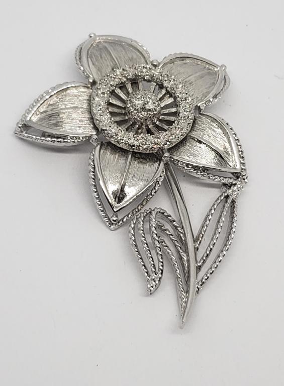 VINTAGE MONET SILVER TONED FLOWER BROOCH (1 of 4)