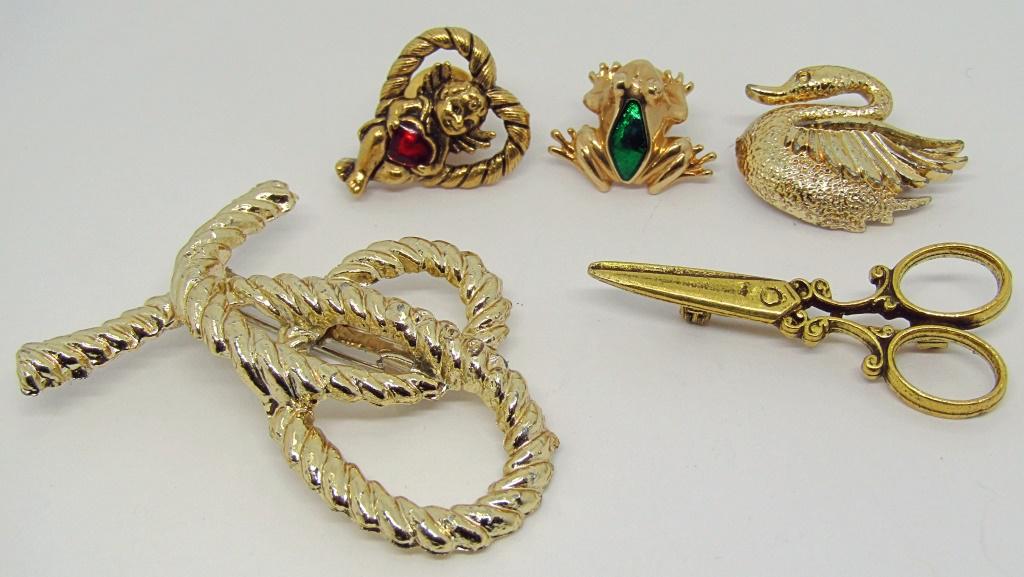 5-VINTAGE GOLD TONED BROOCHES/PINS (1 of 2)
