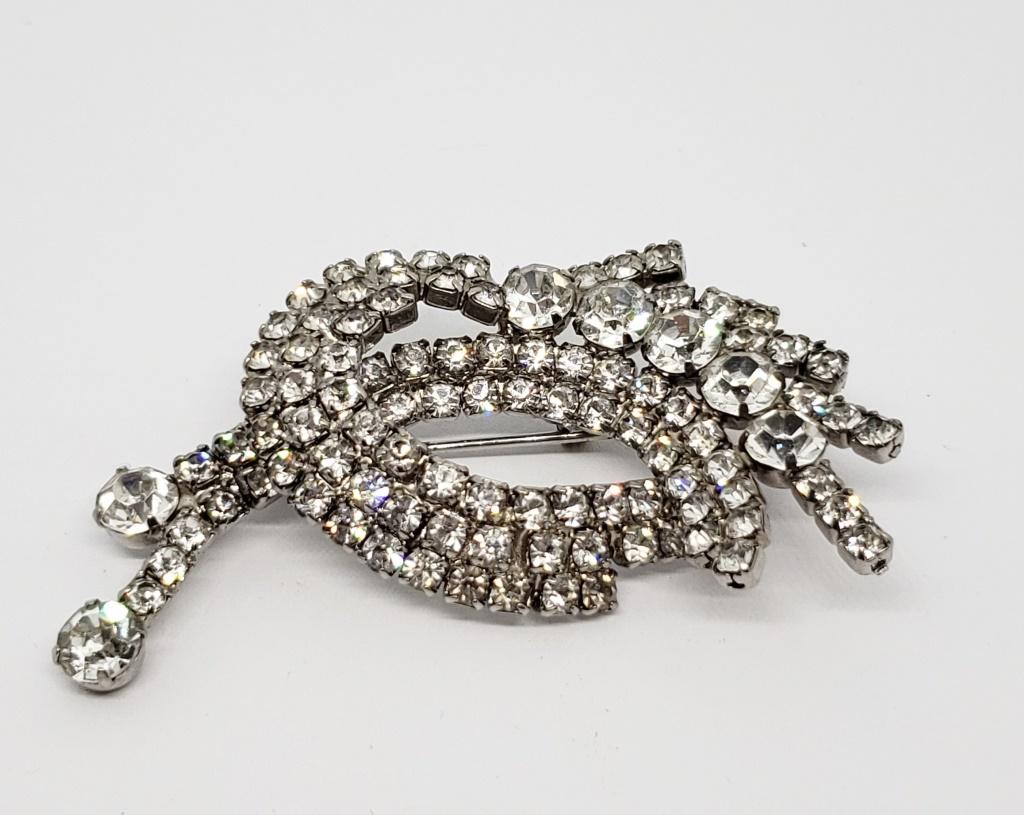 VINTAGE SILVER TONED RHINESTONE BROOCH (1 of 5)
