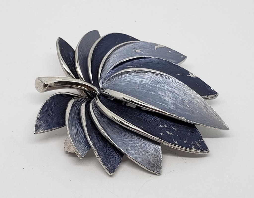 VINTAGE KRAMER SILVER TONED LEAF BROOCH (1 of 4)
