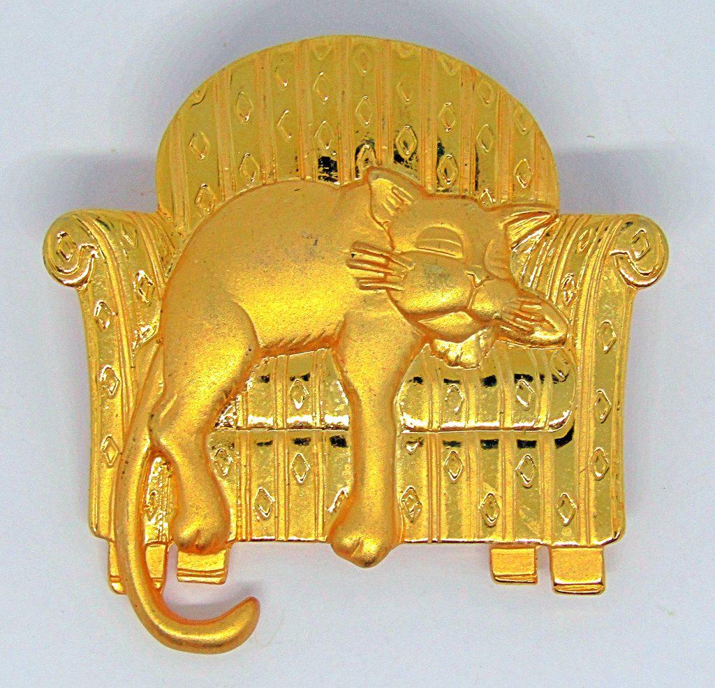 VINTAGE JJ GOLD TONED SLEEPING CAT BROOCH: REGISTER TO BID TODAY