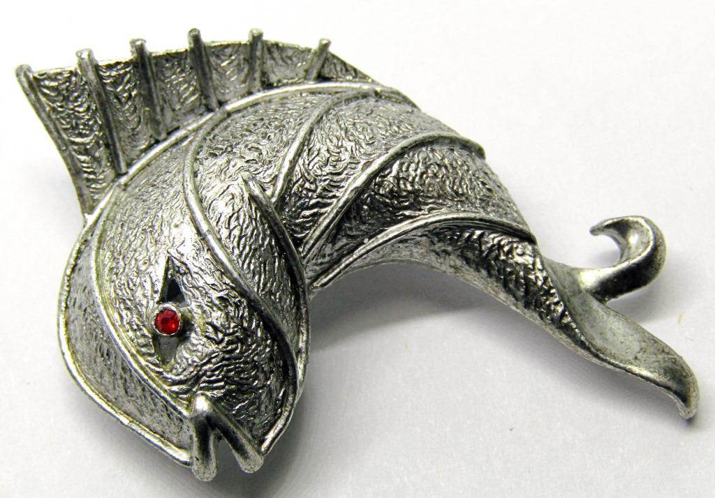 VINTAGE JJ SILVER TONED FISH BROOCH WITH (1 of 2)
