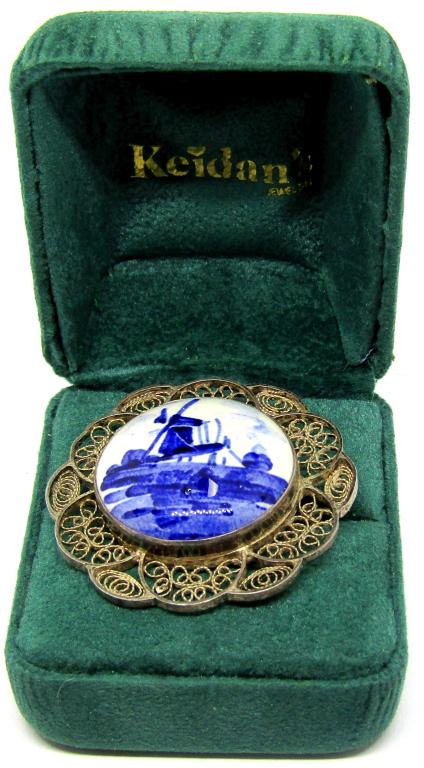 VINTAGE SIVLER TONED BROOCH WITH PORCELIN (1 of 3)